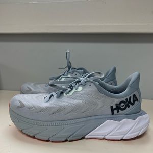 Hoka Arahi 6